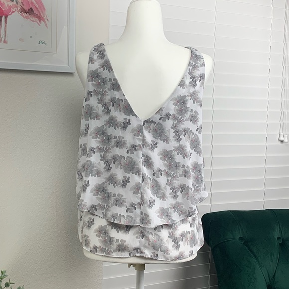 Like New Sleeveless Floral Top By Attention - Picture 2 of 4